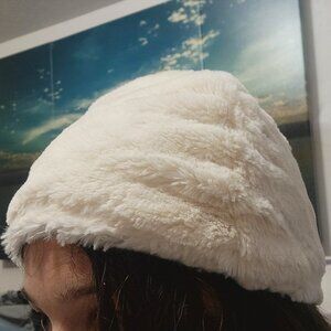 LIKE NEW unisex reversable white faux fur beanie hat cap